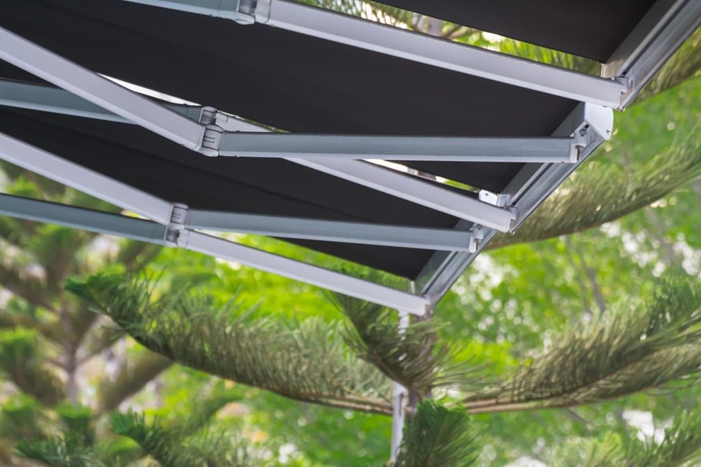 ¿Cuáles son las características y beneficios de los toldos vela?