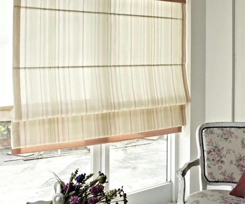 Ideas creativas para combinar tus estores con la decoración de tu salón