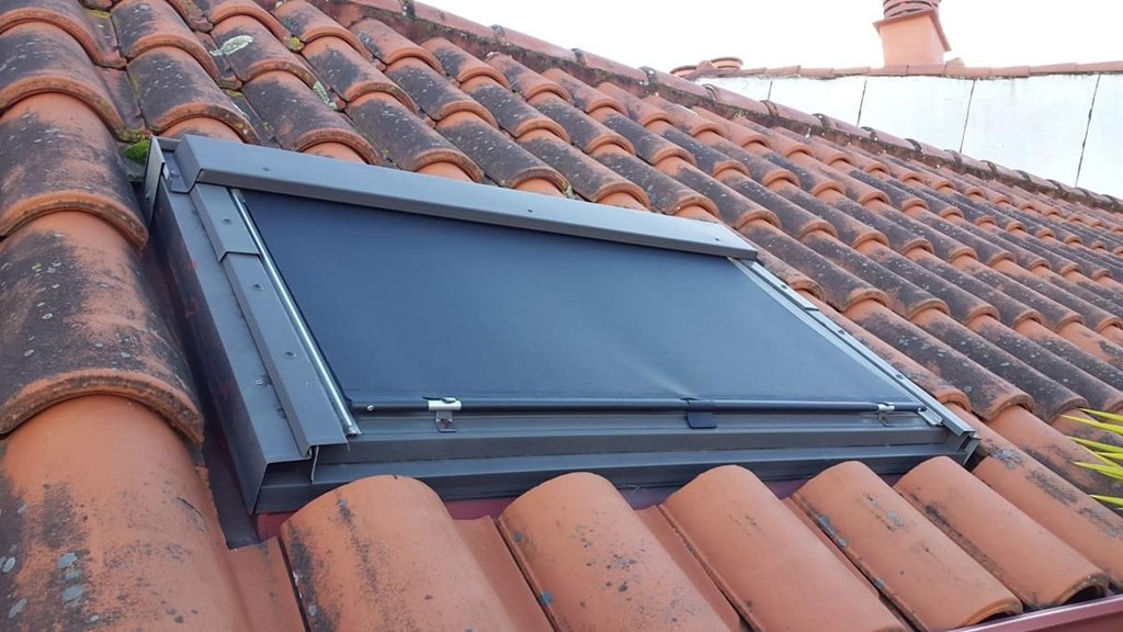 Mitos sobre las ventanas de tejado: ¿se pueden cubrir igual que las normales?