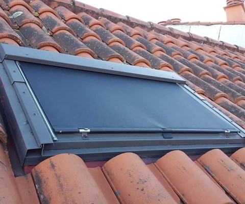 Mitos sobre las ventanas de tejado: ¿se pueden cubrir igual que las normales?