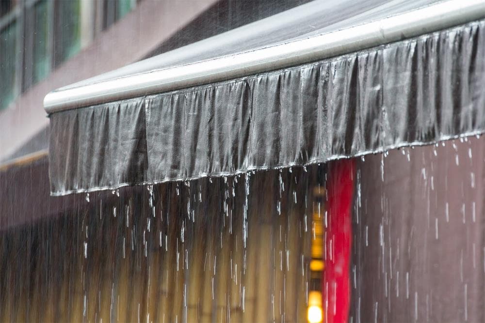 Protege tu negocio de las lluvias otoñales con toldos impermeables - Imagen 1