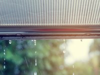 Protege tu negocio de las lluvias otoñales con toldos impermeables
