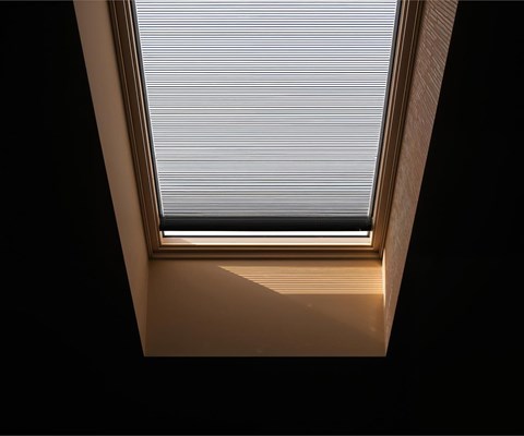 Soluciones de estores a medida para ventanas de buhardilla en Vigo