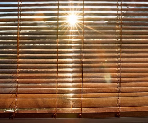 Venecianas de madera: un toque de elegancia natural para tu hogar